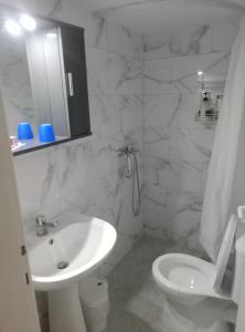 Ένα μπάνιο στο APARTMENT PEREA THESSALONIKI +2 φωτογραφίες
