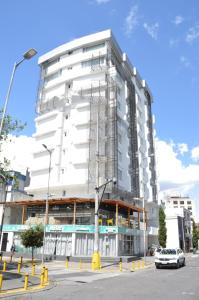 ein im Bau befindliches Gebäude in einer Stadtstraße in der Unterkunft The Place Hotel in Quito