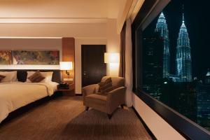Postel nebo postele na pokoji v ubytování Impiana KLCC Hotel + 37 fotografií