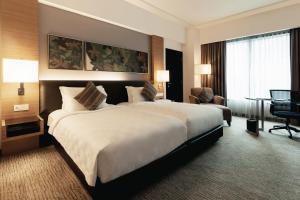 Postel nebo postele na pokoji v ubytování Impiana KLCC Hotel