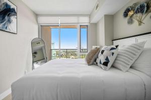 Rúm í herbergi á The Getaway Next to Stampede 2BR Suite Downtown