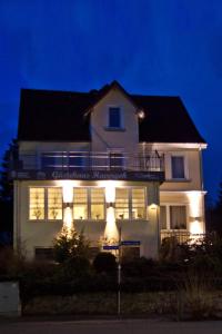 ein großes weißes Haus mit Lichtern in der Nacht in der Unterkunft Havergoh Wander- & Fahrrad-Hotel in Horn-Bad Meinberg