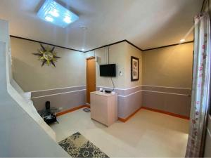 TV a/nebo společenská místnost v ubytování Tres Marias' Garden Resort, Resto and Sports Bar