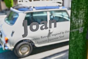 樱井市宿Joan的停在街道边的白色汽车