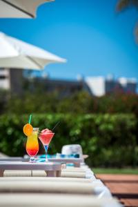 dos cócteles sentados sobre una mesa en Areias Village Beach Suite Hotel en Albufeira