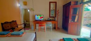 日惹Bausasran52的一间房间,桌子上装有电脑