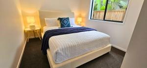 Un pat sau paturi într-o cameră la Noble Casa Brand New Estate Sleeps 8 Burpengary East