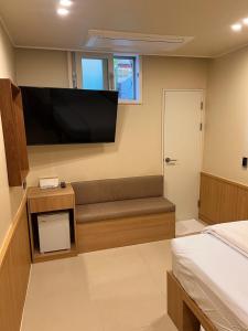 首尔Rio Hotel的客房设有一张床和一台平面电视。