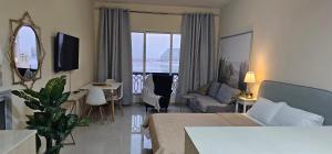 Nice Studio Near The Sea的电视和/或娱乐中心