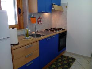 ヴィエステにあるVilla Giuliaの青いキッチン(シンク、コンロ付)