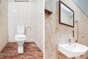 ティルプルにあるCollection O Central Railway Station Tiruppurのバスルーム(トイレ、洗面台付)の写真2枚