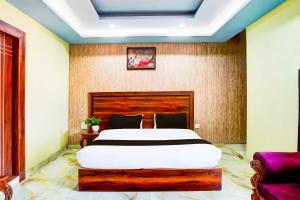 a bedroom with a large bed in a room at Collection O Balaknath Temple Road Tapovan in Rishīkesh