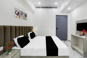 Super Collection O Quila Road Formerly JR Inn客房内的一张或多张床位