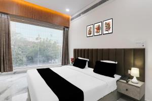 Super Collection O Quila Road Formerly JR Inn客房内的一张或多张床位