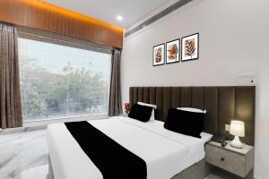 Super Collection O Quila Road Formerly JR Inn客房内的一张或多张床位
