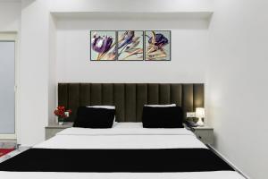 Super Collection O Quila Road Formerly JR Inn客房内的一张或多张床位