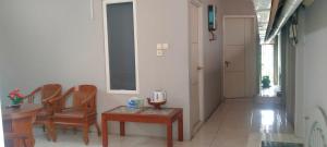 un salon avec une table, des chaises et une table sidx sidx sidx dans l'établissement Griya Bausasran, à Sentool