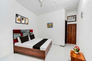 Postel nebo postele na pokoji v ubytování Collection O Burari Post Office + 13 fotografií