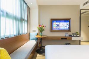 TV a/nebo společenská místnost v ubytování Borrman Hotel Guangzhou Southern Hospital Meihuayuan Metro Station