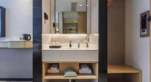 une salle de bain avec un lavabo et un miroir dans l'établissement City Comfort Inn Chongqing Pengshui Yujing Jiangshan, à Pengshui 234 autres photos