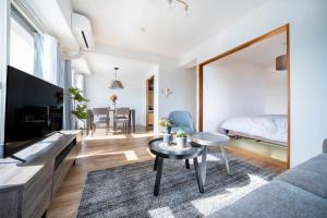 札幌市にあるE-US Naebo 601のリビングルーム(ベッド1台、テーブル、鏡付)
