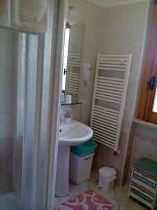 een badkamer met een wastafel en een spiegel bij Villa Giulia in Vieste +65 foto's