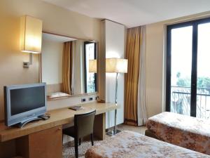 Televízia a/alebo spoločenská miestnosť v ubytovaní Hotel Tiffany Milano