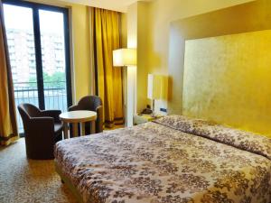 Posteľ alebo postele v izbe v ubytovaní Hotel Tiffany Milano + 37 fotografií
