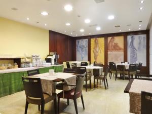 Reštaurácia alebo iné gastronomické zariadenie v ubytovaní Hotel Tiffany Milano