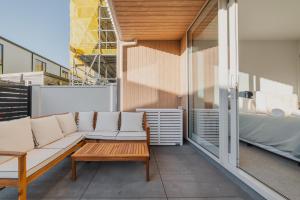 - Balcón con sofá y mesa de centro en Central 1BR Apartment with Kitchen & Patio, en Christchurch 38 fotos más