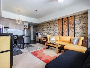Posezení v ubytování La Mirada Residence , Large 1 bedroom Condo, Beaches , 3 pools, Ocean views, fast WiFi, Netflix, Breakfast included