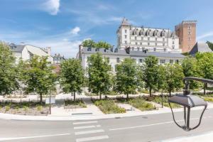 a view of a street with trees and a building at Le Monnaie - Appartement lumineux face au Château de Pau in Pau