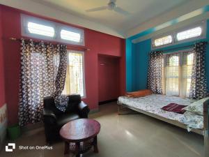 Postel nebo postele na pokoji v ubytování Sajupriya homestay + 4 fotografie