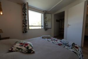 Rúm í herbergi á Appartement COCO T4 en R+1 proche du lagon