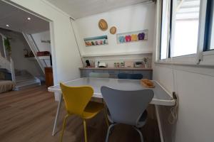 Eldhús eða eldhúskrókur á Appartement COCO T4 en R+1 proche du lagon