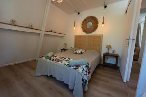 Rúm í herbergi á Appartement COCO T4 en R+1 proche du lagon
