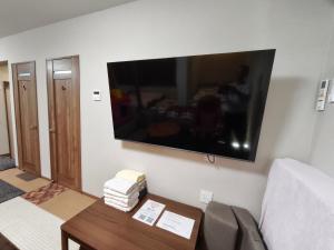 Televisyen dan/atau pusat hiburan di BBQ 夏季プール マッサージチェア 舞子スノーリゾート 加賀屋旅館 南魚沼 Kagaya Ryokan 加贺屋旅馆