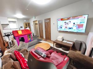 Televisyen dan/atau pusat hiburan di BBQ 夏季プール マッサージチェア 舞子スノーリゾート 加賀屋旅館 南魚沼 Kagaya Ryokan 加贺屋旅馆