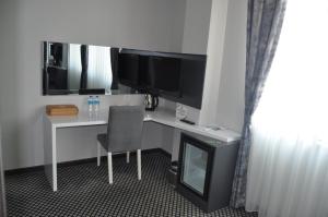 TV a/nebo společenská místnost v ubytování Cavit Duvan Prestige Hotel