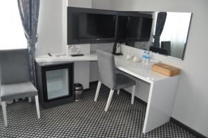 TV a/nebo společenská místnost v ubytování Cavit Duvan Prestige Hotel