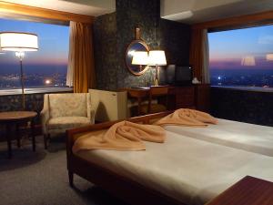 Cette chambre comprend un lit, un bureau et une fenêtre. dans l'établissement Hotel Miradouro, à Porto