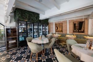 a restaurant with tables and chairs in a room at Barrique Livezii in Braşov