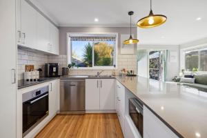 O bucătărie sau chicinetă la Wattlebird Cottage - Chic Comfort near Mount Taylor