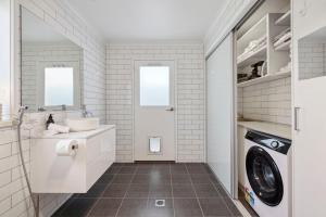 O baie la Wattlebird Cottage - Chic Comfort near Mount Taylor