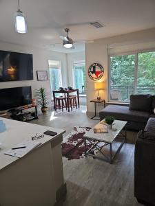 TV/trung tâm giải trí tại Lone Star Condo Hotel on Riverwalk with great Views