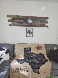 Giường trong phòng chung tại Lone Star Condo Hotel on Riverwalk with great Views +13 ảnh