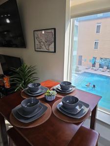 Hồ bơi trong/gần Lone Star Condo Hotel on Riverwalk with great Views