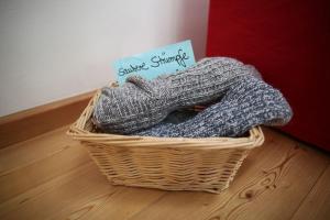 a basket sitting on a wooden floor with a sign at Ferienhaus Kastaniengrün in Worpswede