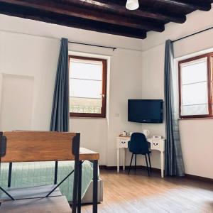 A television and/or entertainment centre at Largo Otranto - Guest House
