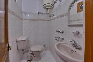 Et badeværelse på Hotel Ashish Inn - Kandaghat